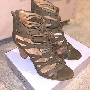 Women’s size 10 Report shoes. Olive color